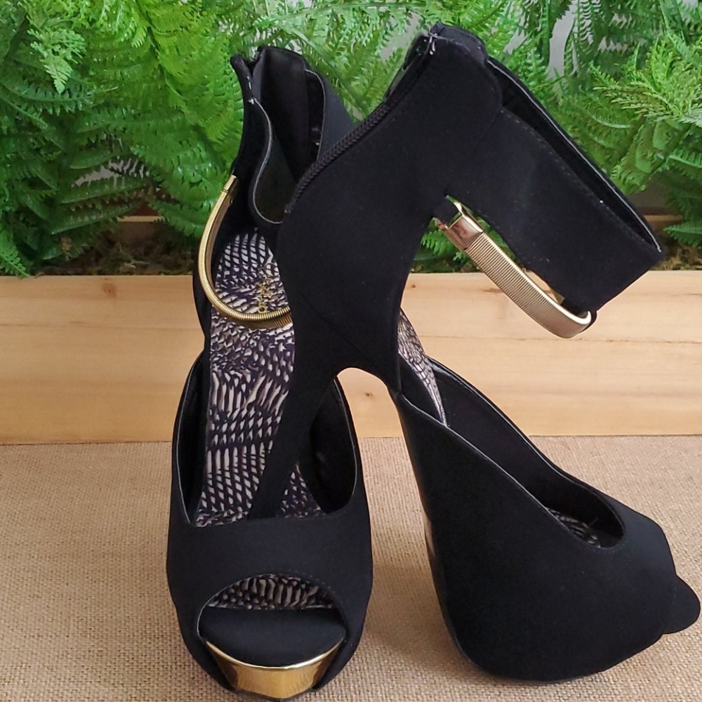 Quipid Black and gold heels